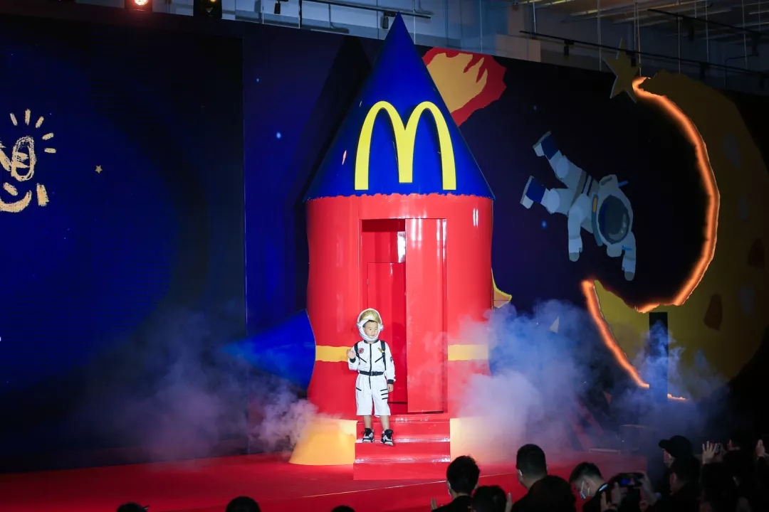 快餐麦当劳中国为孩子“点亮梦想”，带你上天！